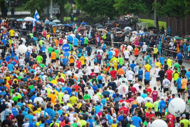 bir grup koşucu asics stockho başladıktan sonra ermesinin