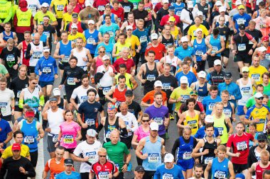 asics Stokholm Maratonu başladıktan sonra koşucu grubu