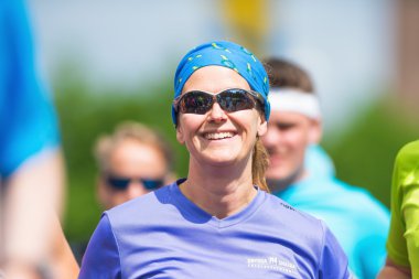 asics Stokholm Maratonu 20 kaçakçıları grubu içinde mutlu bir kadın
