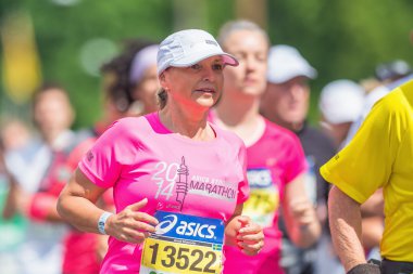 Beyaz kap ve bir grup asi kaçakçıları pembe gömlek olan kadın