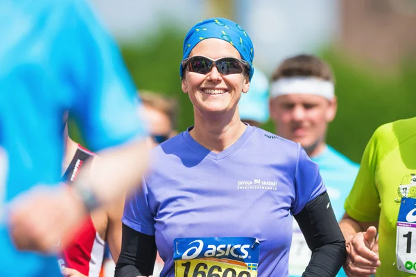 Glückliche Frau in einer Gruppe von Läufern in asics stockholm marathon 20 — Stockfoto