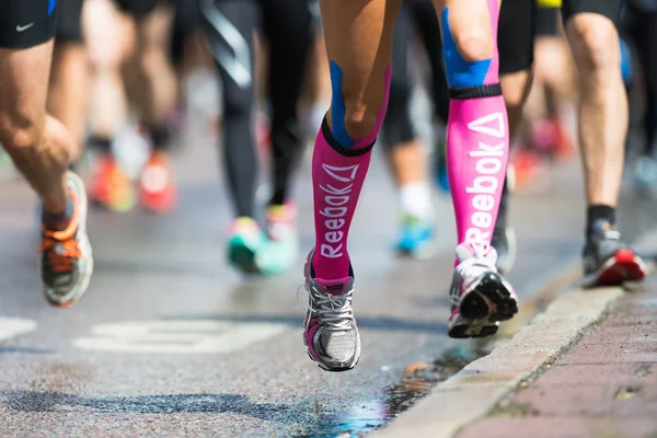 Fechamento de pernas e pés na Maratona ASICS de Estocolmo 2014 — Fotografia de Stock