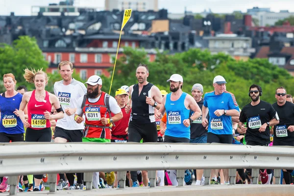 Marathon coureurs sur le célèbre pont Vasterbron avec un pacer — Photo