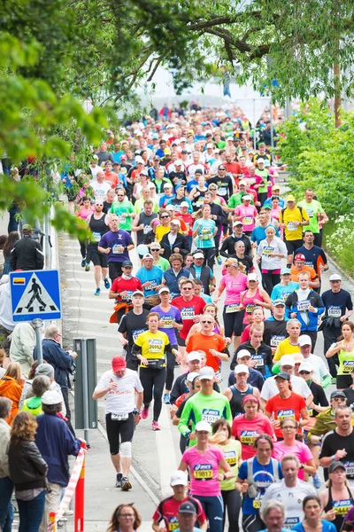Marathon runners decending from the famous Vasterbron bridge — Stock Photo, Image