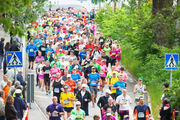 Des coureurs de marathon décents du célèbre pont Vasterbron — Photo