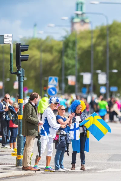 Spectateurs avec des costumes suédois et finlandais acclamant sur la course — Photo