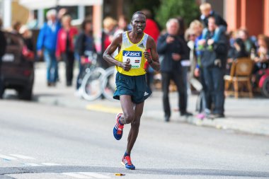 asics yedi numaralı olarak kenya dan Patrick korir daha sonra geldi 
