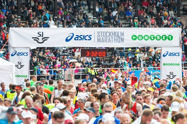 Glad och utmattade löpare på målet i Stockholms stadion — Stockfoto