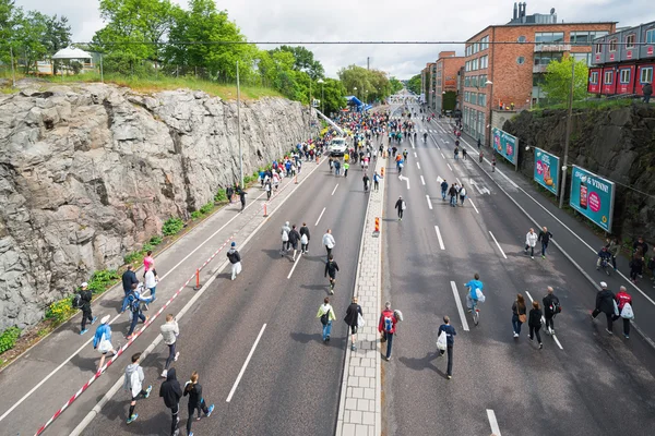 Participantes de la maratón caminando hasta el centro de inscripción — Foto de Stock