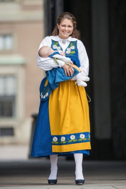 İsveç Princess madeleine ile Prenses leonore kollarında bir