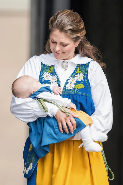 Принцеса Мадлен Швеції з Принцеса leonore на руках — стокове фото