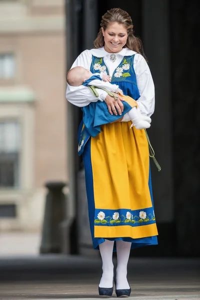 Princesa Madeleine de Suecia con la princesa Leonore en sus brazos a — Foto de Stock