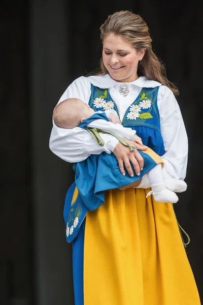 Princess Madeleine of Sweden with Princess Leonore in her arms a — Stock Photo, Image
