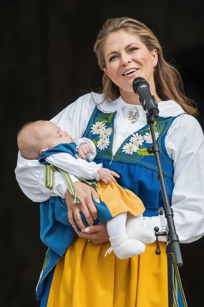 Princesse Madeleine de Suède avec la princesse Leonore dans ses bras h — Photo