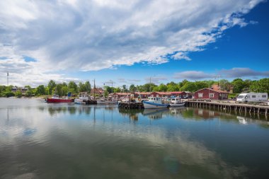 Kırmızı evleriyle grisslehamn'ın pastoral limanda