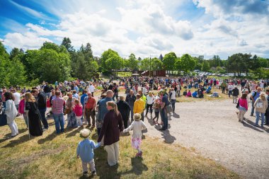 geleneksel İsveç midsummer kutlama kişi toplandı