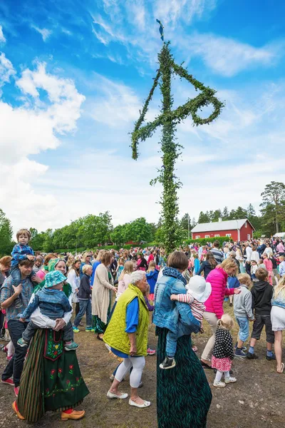 Традиционное шведское лето с людьми, танцующими вокруг мая — стоковое фото