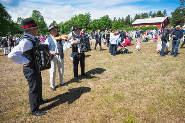 Музыканты, играющие традиционный фольклор перед традиционной ма — стоковое фото