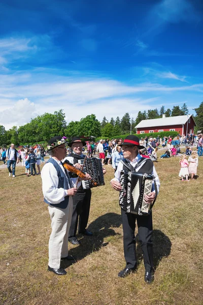 Musiker spielen traditionelle Folklore vor dem traditionellen Ma — Stockfoto