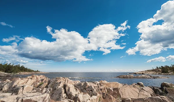Балтийское скалистое побережье с облачным небом летом — стоковое фото