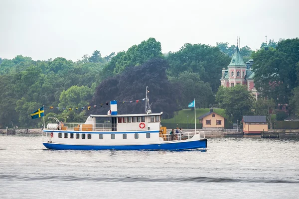 Velho navio a vapor com passageiros que traficam o arquipélago de Estocolmo — Fotografia de Stock