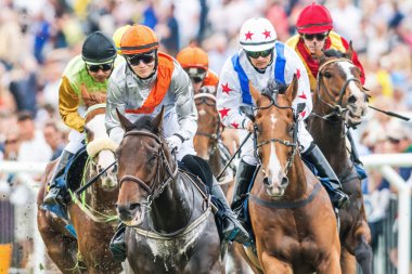 nationaldags galoppen Son viraja içine jockeys closeup