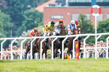 Grup yol geçen eğri içine almak için jockeys mücadele