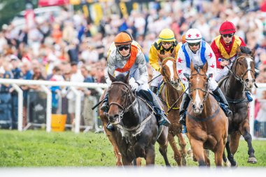 jockeys Gardet'i içinde nationaldags galoppen Son viraja içine