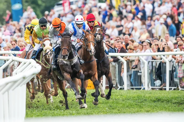 Jockeys fight to take the lead in the last curve — Stock Photo, Image