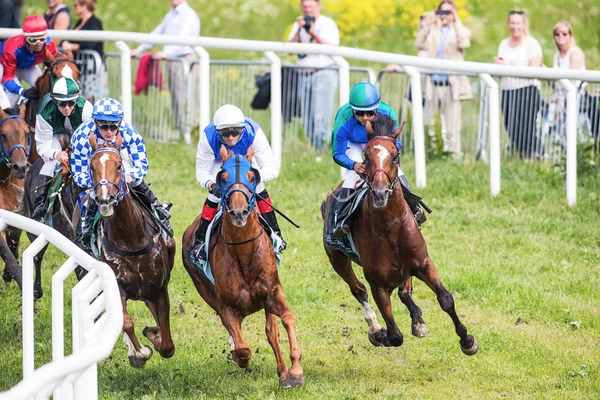 Jockeys into the second curve at the Nationaldags Galoppen in Ga — Stock Photo, Image