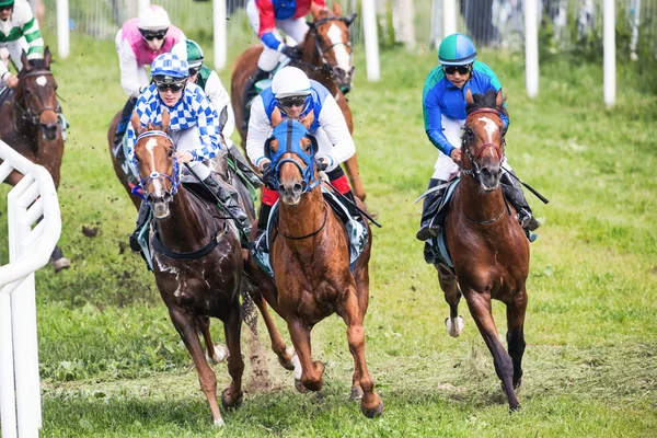 Nationaldags galoppen ikinci viraja içine jockeys — Stok fotoğraf