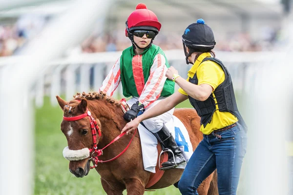 Ponyrennfahrerin wärmt sich mit ihrem Trainer beim Peptalk auf — Stockfoto