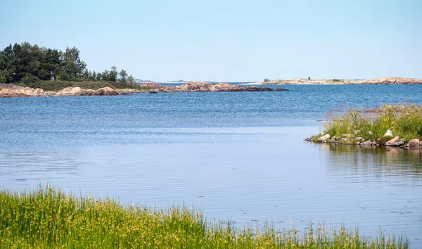 Kust scène uit de Zweedse kust met kleine eilanden — Stockfoto