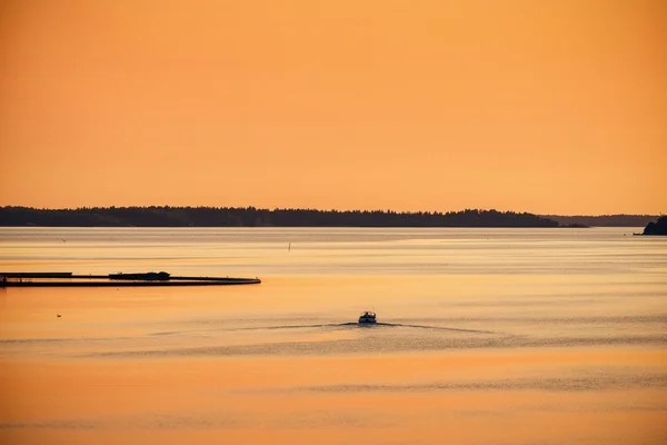 Båten går ut i Kasnäs i solnedgången — Stockfoto