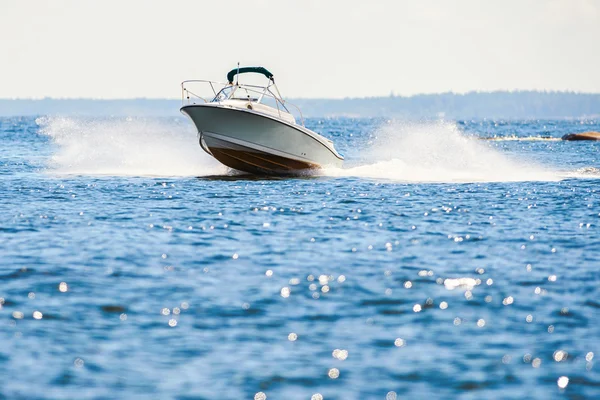 Małą łodzią motorową w archipelagu — Zdjęcie stockowe