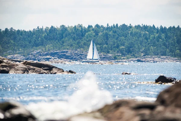 Voilier dans l'archipel suédois — Photo