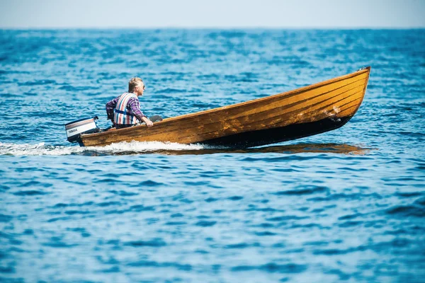 高速ビンテージ木製ボートを持つ男 — ストック写真
