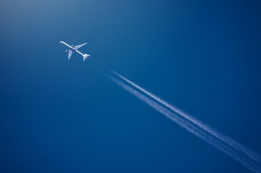Beyaz condesation yollar ile yüksek irtifada hava taşımacılığı