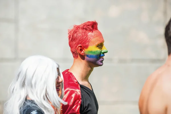Hombre con cabeza en pintura de arco iris — Foto de Stock