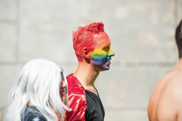 Mann mit Kopf in Regenbogenmalerei — Stockfoto