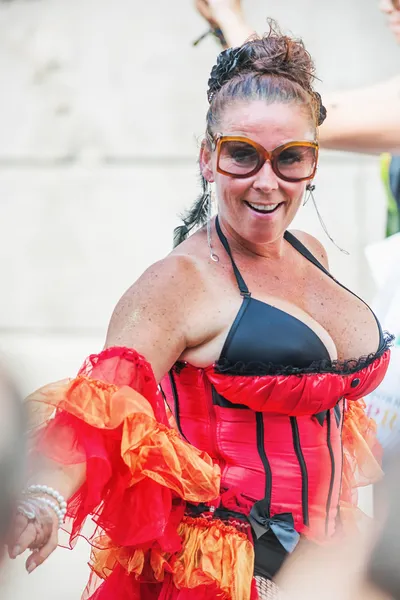 Renkli jartiyer stockholm gurur sırasında kadında bigbusted — Stok fotoğraf