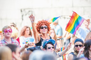 Stockholm'de katılan mutlu renkli insanlar parad gurur duyuyoruz.