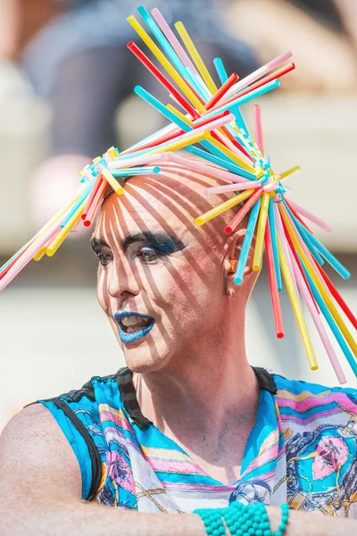 Hombre con pajitas de colores como sombrero durante Stockholm Pride Parad —  Fotos de Stock