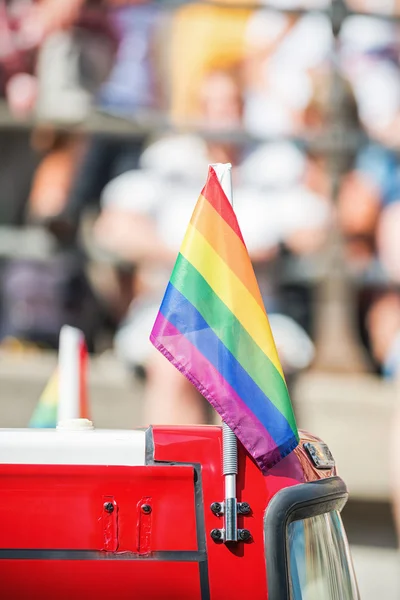 Pequena bandeira do arco-íris no topo de um ônibus durante Stockholm Pride Parade — Fotografia de Stock