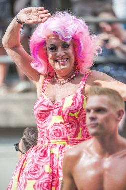 babsan tarihinde stockholm gurur başabaş flatör ünlü travesti