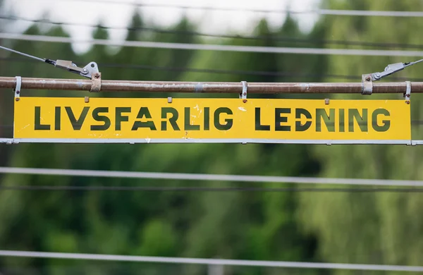 Metalen hoogspanning gevaar teken in Zweeds — Stockfoto