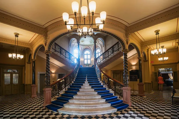 Entrada para o Hotel Knaust com suas famosas e elegantes escadas de mármore — Fotografia de Stock