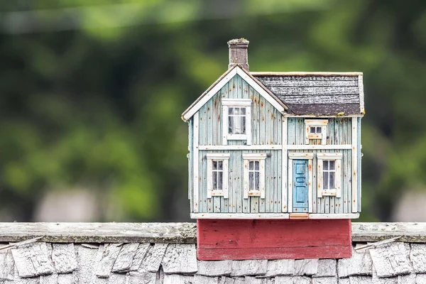 Miniatyr hus på ett hustak — Stockfoto