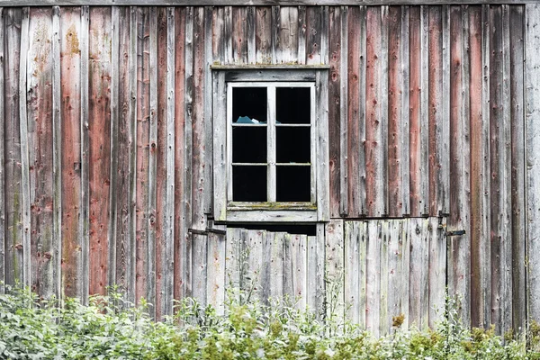 Vittrade träbyggnad med fönster — Stockfoto