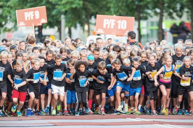 genç çocuklar gece yarısı çocuk için çalıştırmak başlattığınızda kaotik